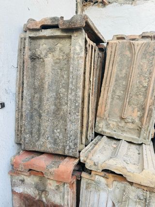 Teja antigua Alcantina 25x43
Unas 300 unidades 