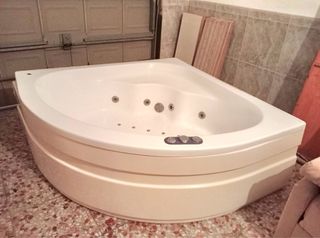 Bañera jacuzzi esquinera blanca