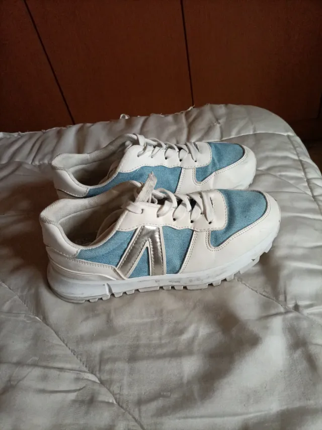Zapatillas deportivas blancas y azules mujer