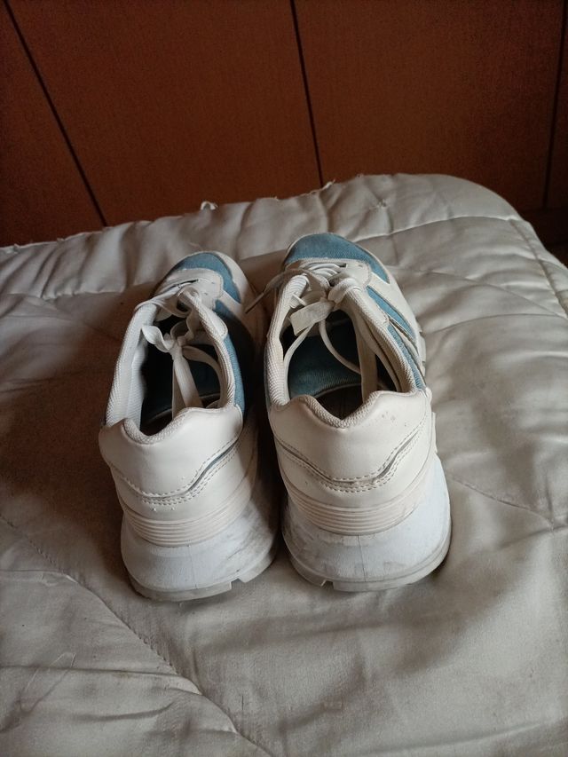 Zapatillas deportivas blancas y azules mujer