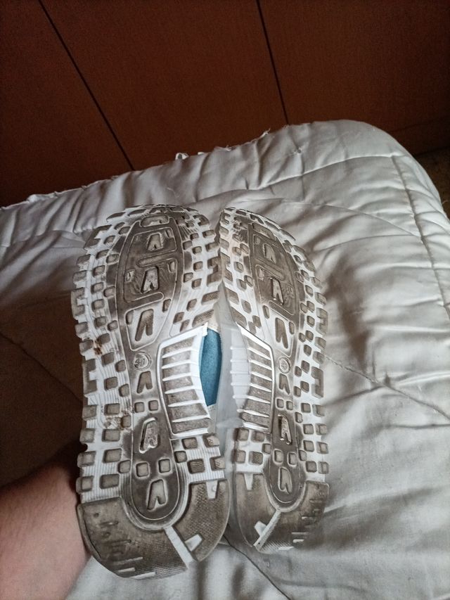 Zapatillas deportivas blancas y azules mujer