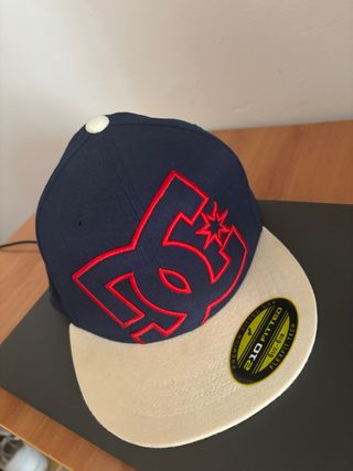 Gorra DC Shoes Ajustada Azul y Beige