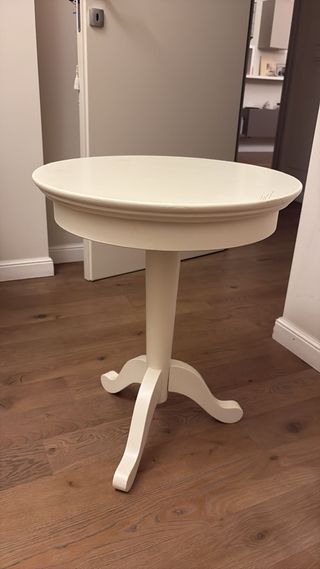 Comodino bianco in legno massello marca CALLESELLA