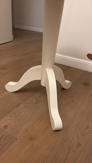 Comodino bianco in legno massello marca CALLESELLA