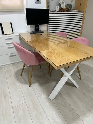Mesa de madera natural con tapa de cristal