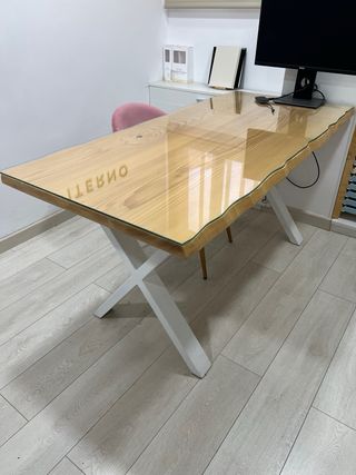 Mesa de madera natural con tapa de cristal