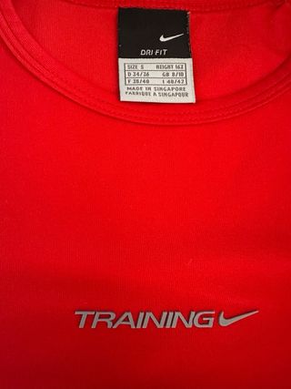 Camiseta Nike Training Mujer Roja.
