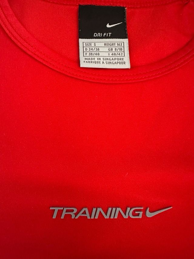 Camiseta Nike Training Mujer Roja.