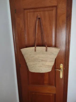 Capazo de mimbre con asas de cuero