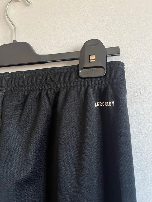 Pantalón Adidas Negro estilo fútbol