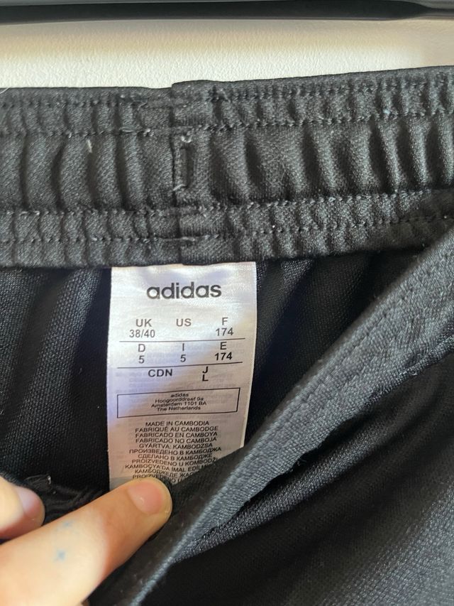 Pantalón Adidas Negro estilo fútbol