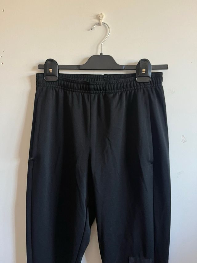 Pantalón Adidas Negro estilo fútbol