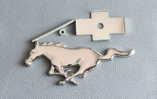 Logo Insignia Caballo de Parilla Ford Mustang 