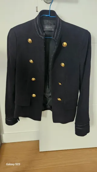 Americana Zara Basic Negra Botones Dorados