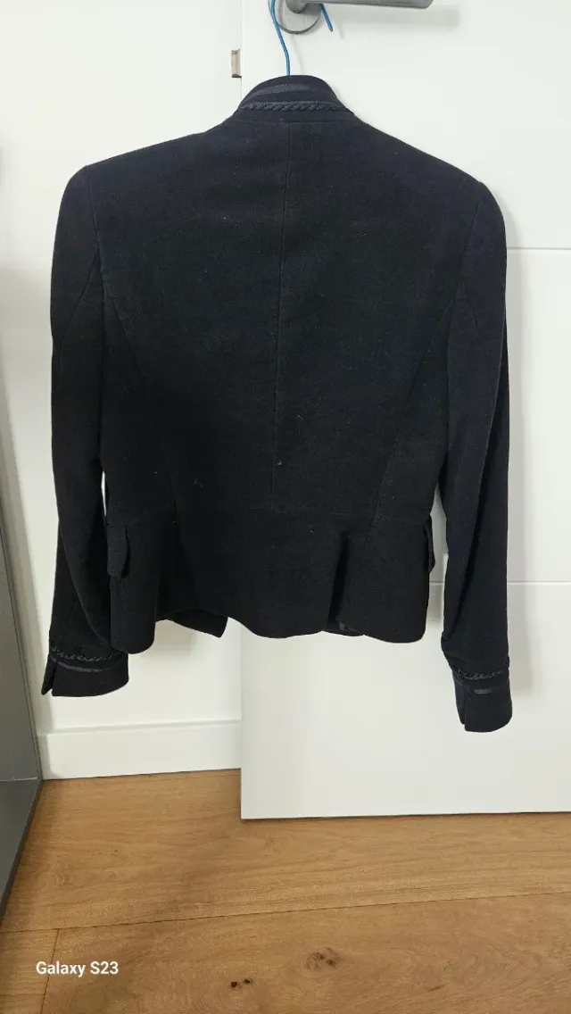 Americana Zara Basic Negra Botones Dorados