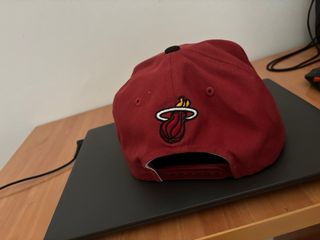 Gorra Miami Heat Original Negra y Roja