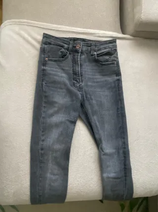 Vaqueros Stradivarius grises mujer