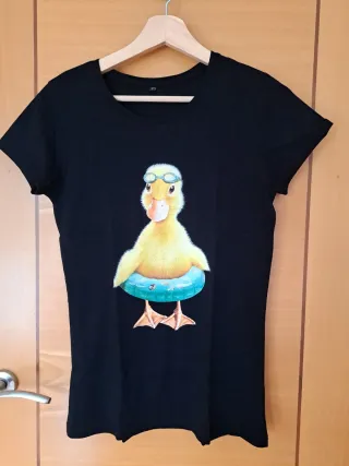Camiseta Wooop con pato nadador.