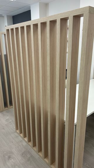 Mesa de oficina blanca+celosía decorativa opcional
