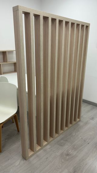 Mesa de oficina blanca+celosía decorativa opcional