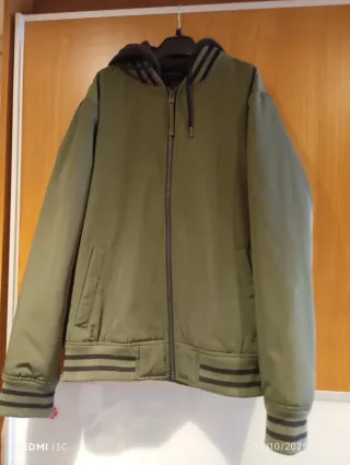 Chaqueta Hollister verde con capucha