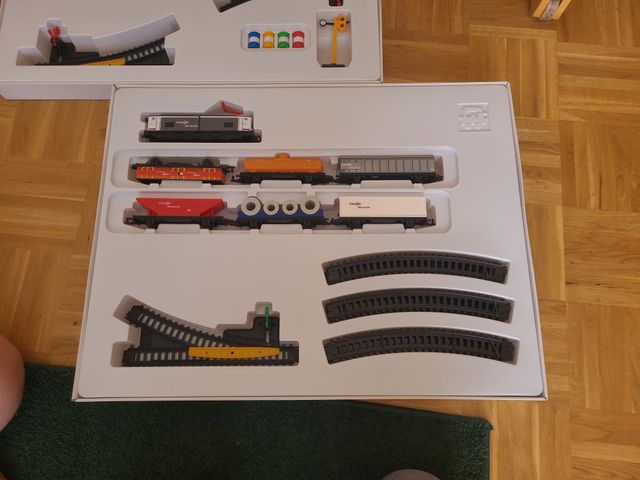 Tren eléctrico Renfe Mercancías a pilas.