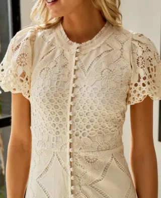 Vestido beige de encaje