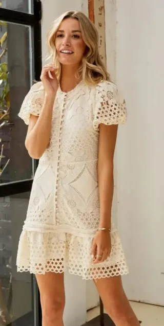 Vestido beige de encaje
