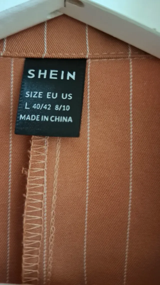 Chaleco rosa con rayas blancas