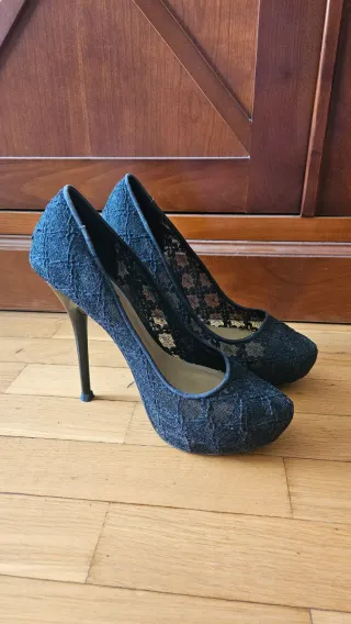 Zapatos de tacón de encaje negro