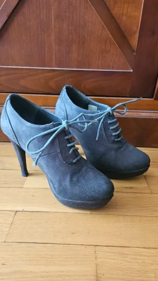 Zapatos de tacón grises con cordones