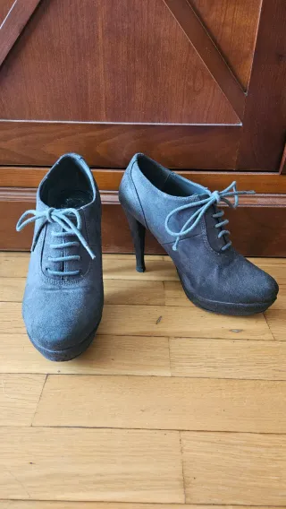 Zapatos de tacón grises con cordones