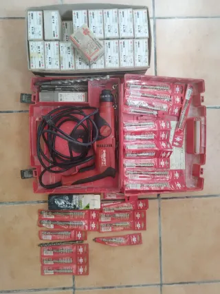 Maletín Hilti con brocas y tacos