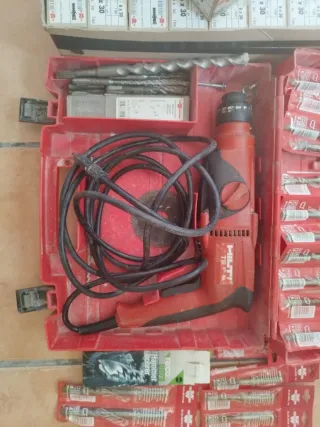 Maletín Hilti con brocas y tacos
