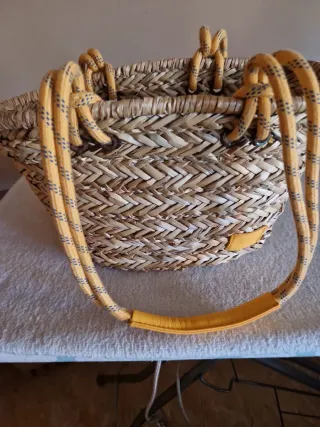 Bolso de mimbre con asas de cuerda