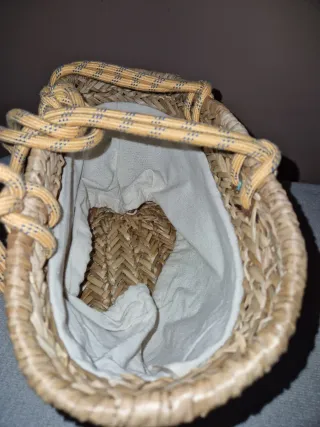 Bolso de mimbre con asas de cuerda