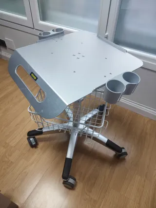 Mesa médica con ruedas, cesta y porta embases. 