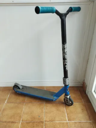 Patinete infantil azul y negro. Marca Oxelo