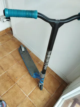 Patinete infantil azul y negro. Marca Oxelo