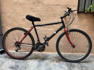 Bicicleta de Montaña Negra y Roja