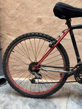 Bicicleta de Montaña Negra y Roja