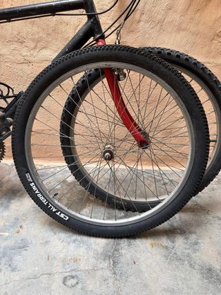 Bicicleta de Montaña Negra y Roja
