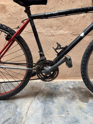 Bicicleta de Montaña Negra y Roja