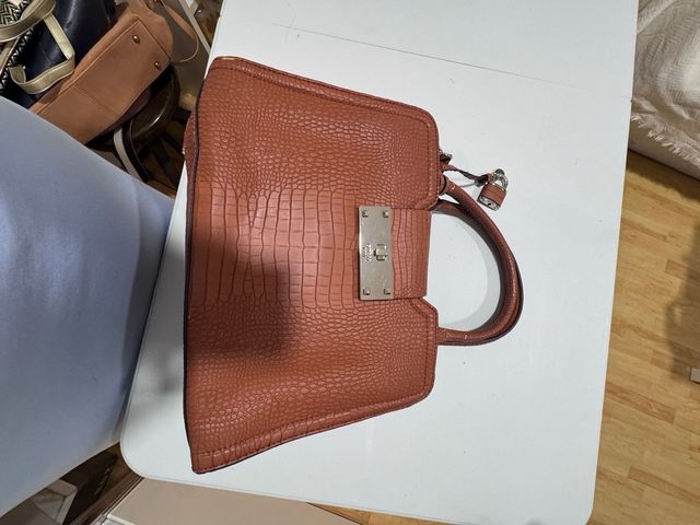 Bolso Guess Naranja y Dorado