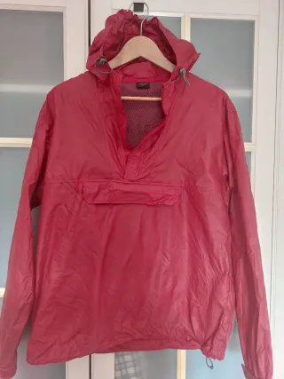 Cortavientos impermeable rojo