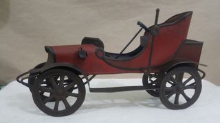 Auto d'epoca in latta