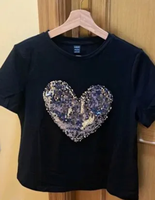 Camiseta negra corazón lentejuelas