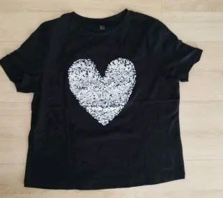 Camiseta negra corazón lentejuelas