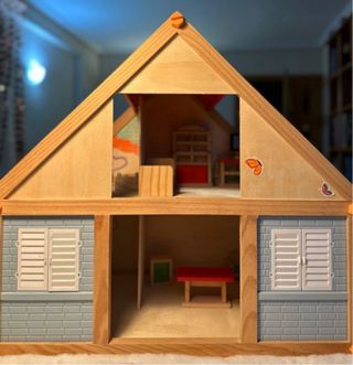 Casa de muñecas de madera