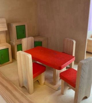 Casa de muñecas de madera